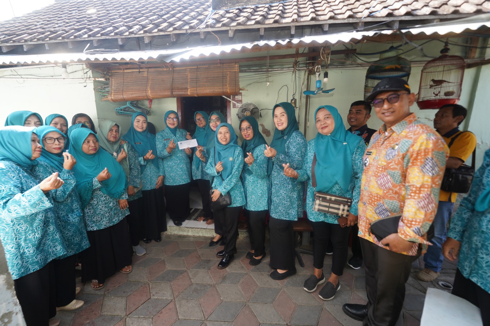 PENYERAHAN BANTUAN KEPADA KADER PKK AKTIF KELURAHAN KEJURON OLEH KETUA TP PKK KOTA MADIUN