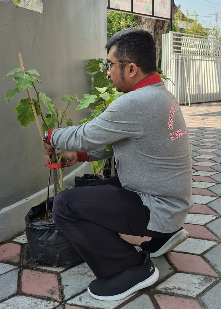 PANEN HASIL KEBUN DAN KERJA BAKTI SAMBUT KEMERDEKAAN 80TH RI DI KELURAHAN KEJURON
